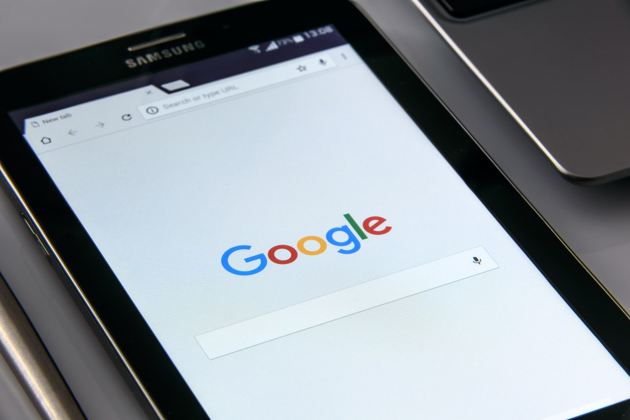 Schwarzes Samsung Tablet zeigt Google Browser auf dem Bildschirm