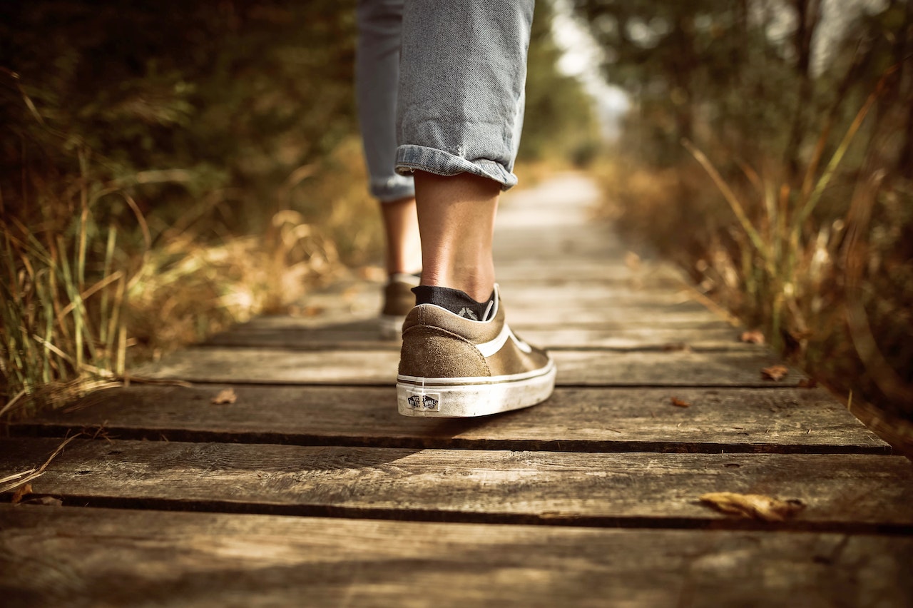 Nahaufnahme der Schuhe einer Person beim Gehen